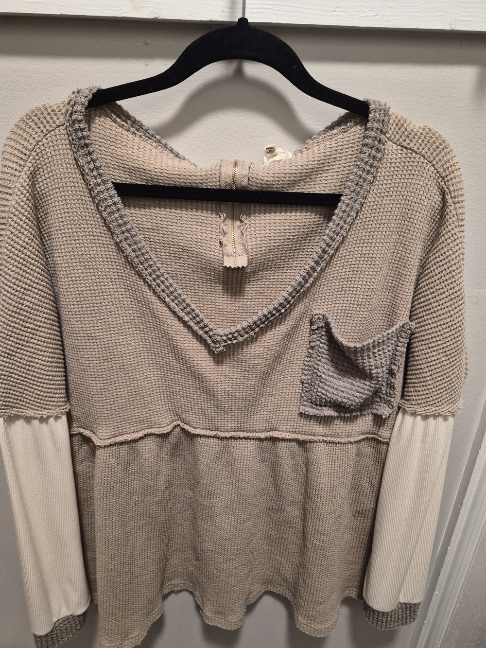 POL Two-Tone Beige & Cream V-Neck Mixed Knit Sweater